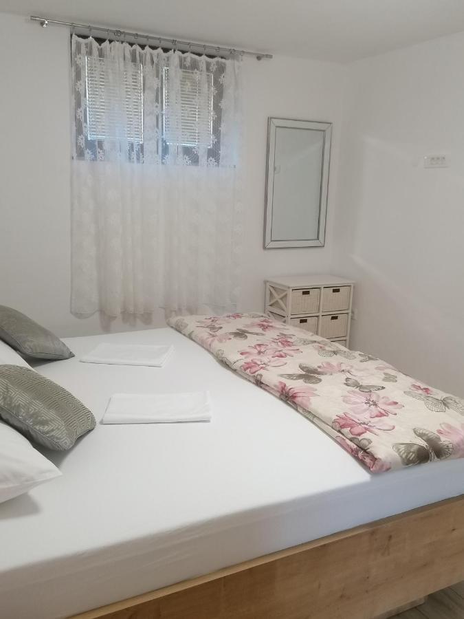 Apartment Maris Posedarje Eksteriør bilde